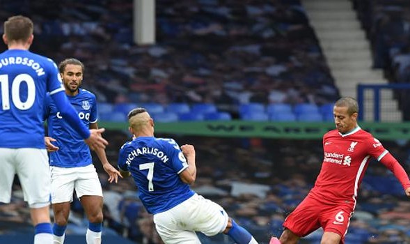  法兰克福德比战再现红牌争议判罚引热议  