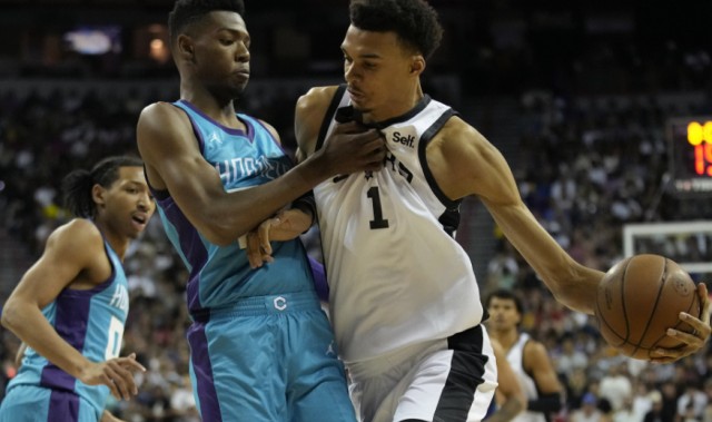  文班亚马当选年度最佳新秀并入选一阵  