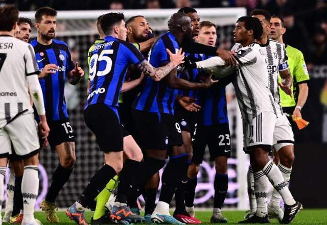  拉齐奥争议红牌引发赛后主帅激烈抗议  