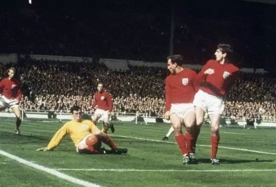  波鸿定位球战术奏效逼平强敌拿分  